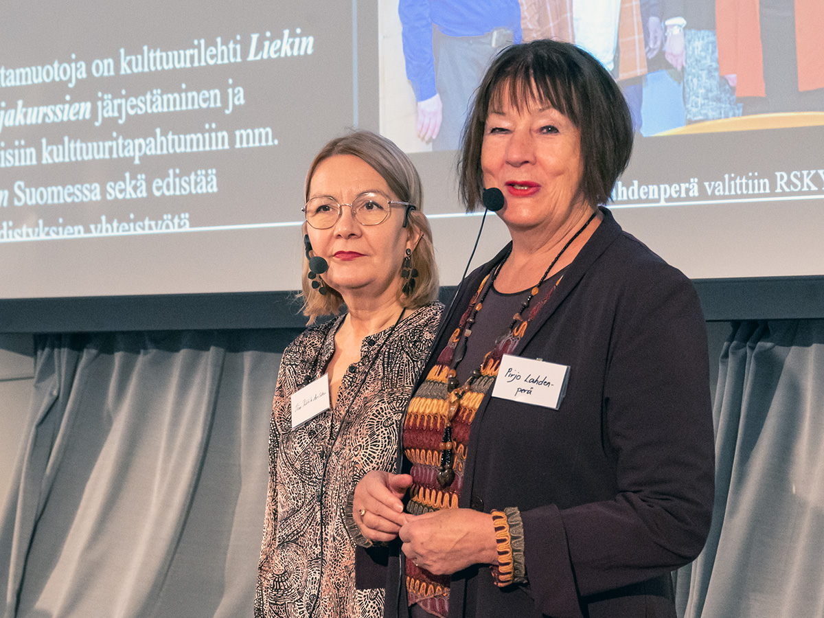 Ruotsinsuomalaisten kirjoittajien yhdistyksestä kertoivat puheenjohtaja Pirjo Lahdenperä (oik.) ja yhdistyksen Liekki-lehden päätoimittaja Tiina Pukkila Sarilidou.
